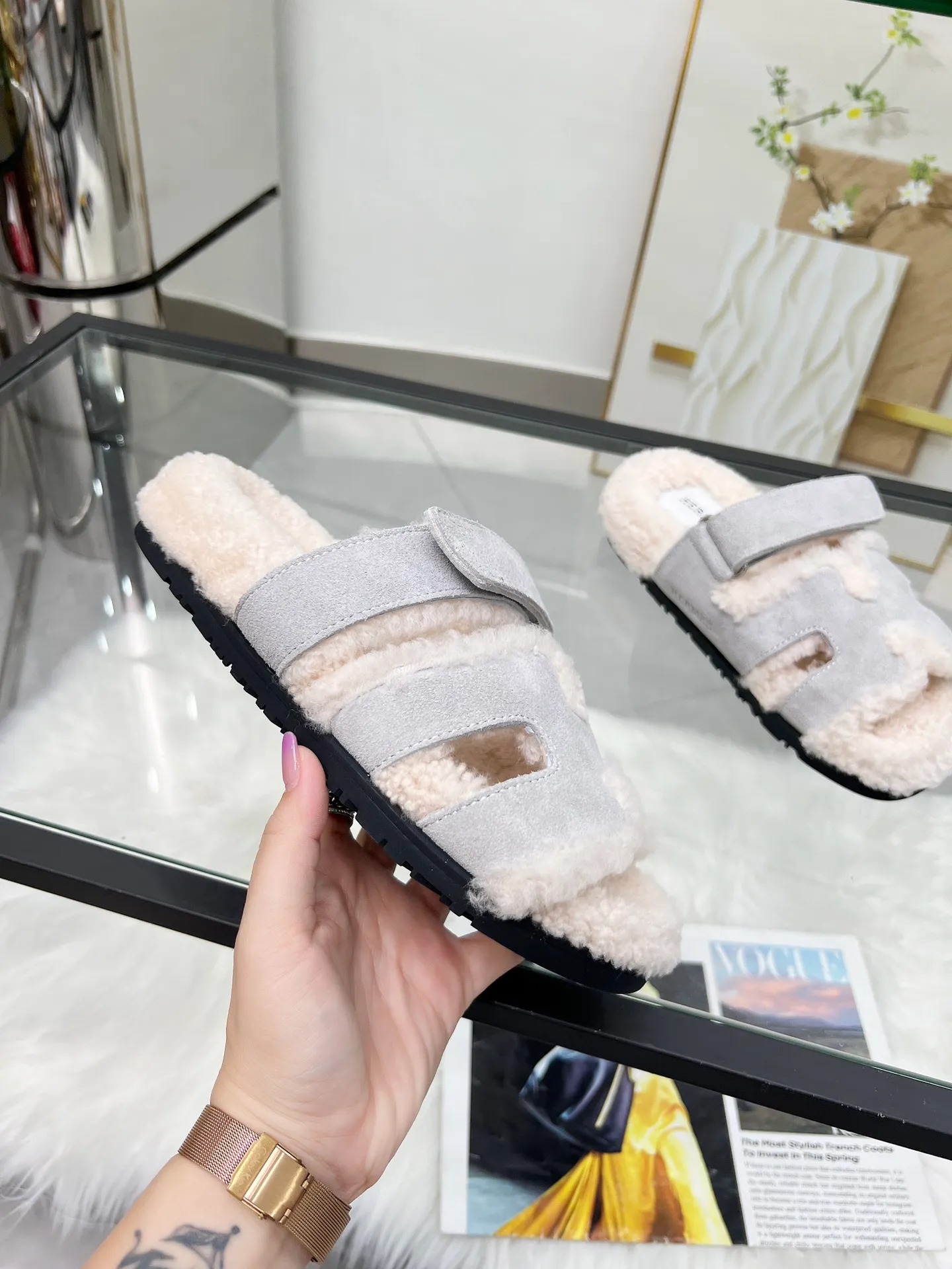 👟👟Ex-factory price 440👟👟 🌸[HERMES] My horse’s classic hot style second uncle🐑wool slippers🆕 are now available. A must-have item for autumn and winter ✅ Versatile and fashionable at home and out on the street 🍀The colors are extremely colorful! Walking Tuscany! TPR non-slip outsole is super light ️ Super comfortable on the feet without any sense of restraint I can’t stop drinking coffee ☕ My second uncle can’t take it off Color: maroon sand color light gray haze blue leather surface black code number: 35-40 (41 customized, non-returnable) Factory ready supply